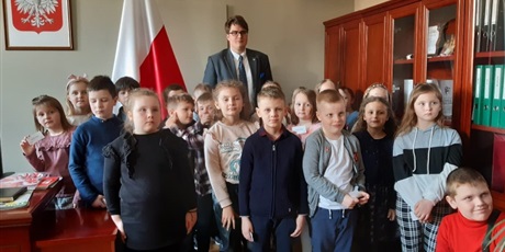 Powiększ grafikę: Zdjęcie grupowe uczniów w gabinecie Wojewody.
