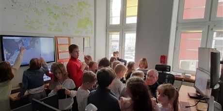 Powiększ grafikę: Uczniowie w odwiedzinach w Pomorskim Urzędzie Wojewódzkim.