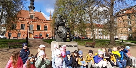 Powiększ grafikę: Uczniowie przy pomniku Jana Heweliusza.