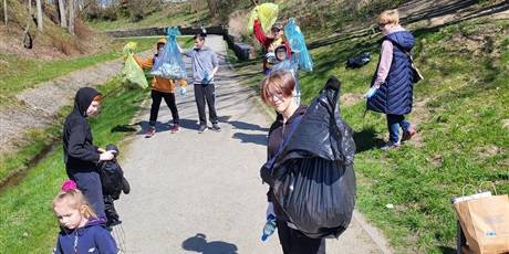 Powiększ grafikę: Uczniowie podczas akcji sprzątania świata w ramach obchodów Dnia Ziemi