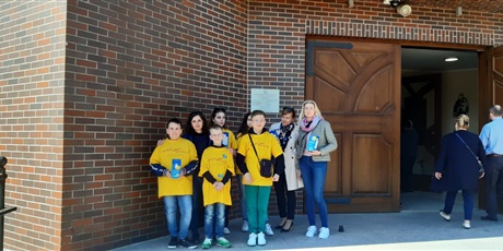 Powiększ grafikę: wolontariusze w żółtych koszulkach stoją przed kościołem pod wezwaniem św. Ojca Pio i zbierają datki na pomorskie hospicja