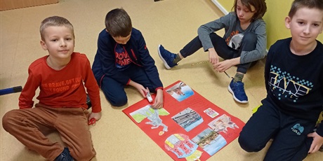 Powiększ grafikę: Uczniowie z klasy 2b przygotowują plakat o Krakowie.