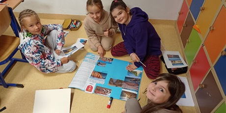 Powiększ grafikę: Dziewczynki z klasy 2b w grupie przygotowują plakat o Gdańsku.