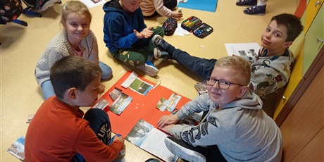 Powiększ grafikę: Uczniowie z klasy 2 przygotowują plakat o Warszawie.