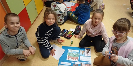 Powiększ grafikę: Uczniowie z klasy 2 przygotowują plakat o Krakowie