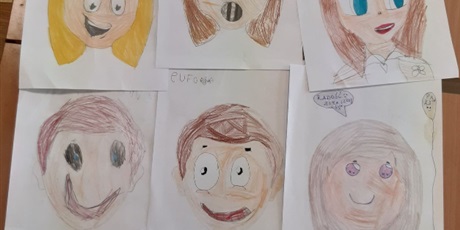 Powiększ grafikę: Twarze przedstawiające różne emocje narysowane przez dzieci ze świetlicy klas pierwszych.