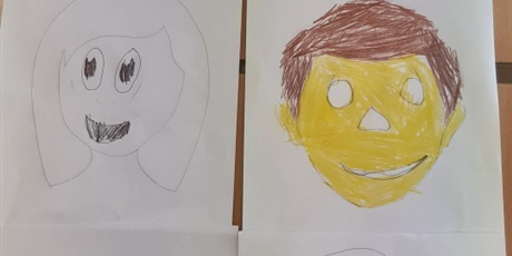 Powiększ grafikę: Dzieci prezentują narysowane przez siebie emocje.