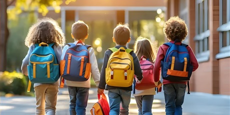 Powiększ grafikę: Dzieci idące do szkoły. 