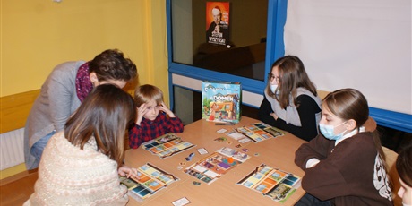 Powiększ grafikę: Uczniowie grają w grę planszową "Domek".