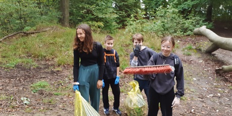 Powiększ grafikę: Uczniowie w trakcie sprzątania Parku Oruńskiego. 