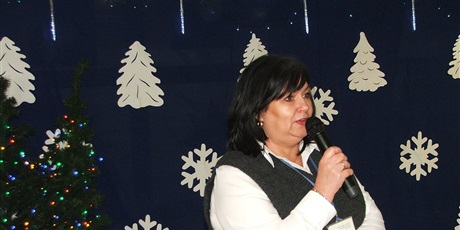 Powiększ grafikę: Pani Dyrektor Małgorzata Michałowska składająca bożonarodzeniowe życzenia.