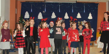 Powiększ grafikę: Klasa 1b śpiewająca świąteczną piosenkę pt."Siedem reniferów".