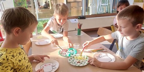 Powiększ grafikę: Dzieci w grupie 04 malują jabłka farbami.