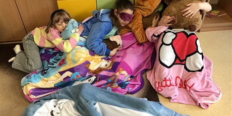 Powiększ grafikę: Dzieci odpoczywają na kocach.