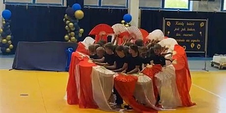 Powiększ grafikę: Dzieci prezentują swój talent  na scenie podczas szkolnego Dnia Talentów.