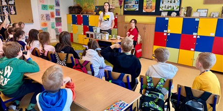 Powiększ grafikę: Uczniowie słuchają z uwagą, oglądając przykładowe materiały edukacyjne.