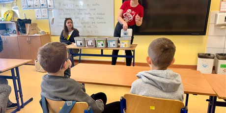 Powiększ grafikę: Na zdjęciu widać uczniów aktywnie uczestniczących w ćwiczeniu praktycznym z użyciem kolorowych koszy.