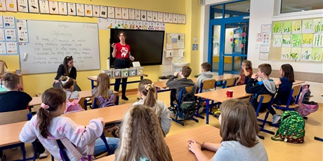 Powiększ grafikę: Uczestnicy warsztatów poznają zasady segregacji śmieci.