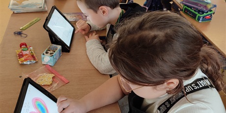 Powiększ grafikę: Dzieci poznają narzędzia do rysowania na iPadach.