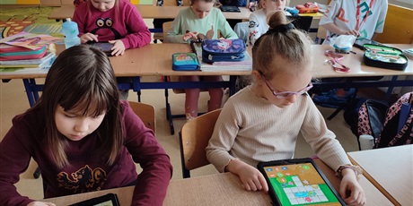 Powiększ grafikę: Dzieci uczą się   programować z wykorzystaniem aplikacji Bee-Bot na iPadach.