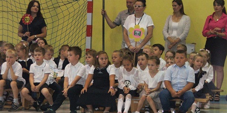 Powiększ grafikę: Uczniowie oddziałów przedszkolnych na uroczystości Rozpoczęcia Roku Szkolnego 2025/2026. 