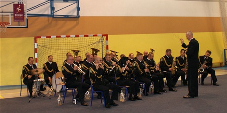 Powiększ grafikę: Gra złożona z 24 osób Orkiestra Morskiego Oddziału Straży Granicznej, którą dyryguje kapelmistrz kmdr ppor. SG Karol Hinc.
