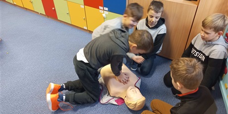 Powiększ grafikę: Chłopcy z klasy 3d uczą się wykonywać masaż serca na fantomie.