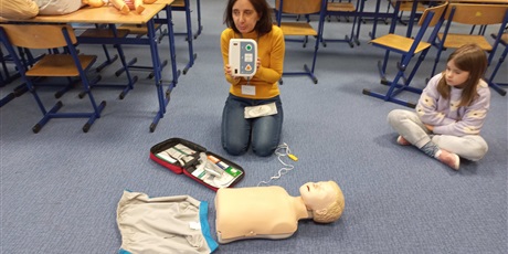 Powiększ grafikę: Pani Iwona prezentuje defibrylator AED 