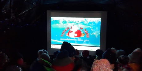 Powiększ grafikę: Dzieci oglądają film w Mikołajkowym Kinie. 