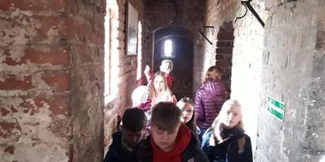 Powiększ grafikę: Uczniowie zwiedzają zamek w Gniewie. 
