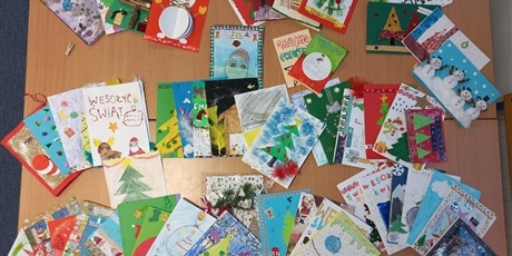 Powiększ grafikę: Kartki świąteczne wykonane przez uczniów.