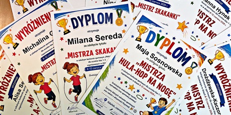 Powiększ grafikę: dyplomy dla zwycięzców konkursu Mistrz skakanki