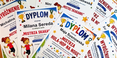 Powiększ grafikę: dyplomy dla zwycięzców konkursu Mistrz skakanki