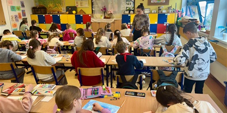 Powiększ grafikę: Uczniowie skupieni nad pracami odwzorowują kompozycję martwej natury.