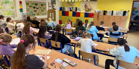 Powiększ grafikę: Młodzi artyści przedstawiają na kartkach elementy martwej natury.