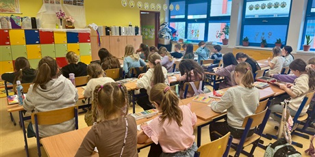 Powiększ grafikę: Uczniowie starannie odwzorowują detale martwej natury. 