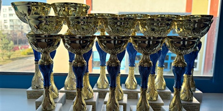 Powiększ grafikę: Grawerowane puchary dla "Omnibusów" z klas 2.