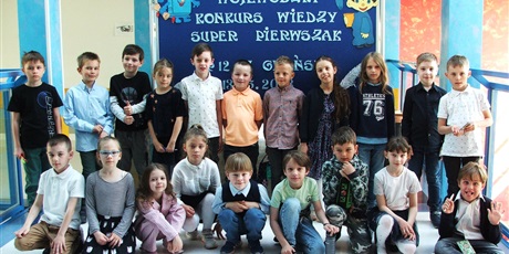 Powiększ grafikę: Grupowe zdjęcie Uczniów biorących w Wojewódzkim konkursie Super Pierwszak.