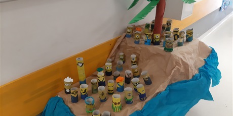 Powiększ grafikę: Praca plastyczna "Wyspa Minionków" wykonana przez uczniów klasy 2d.