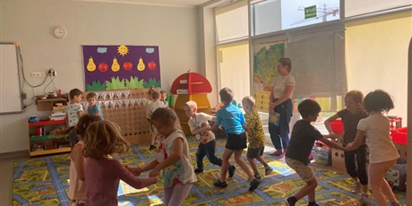 Powiększ grafikę: Dzieci biorą udział w zabawie ruchowej do treści opowiadania o Małym Króliczku.