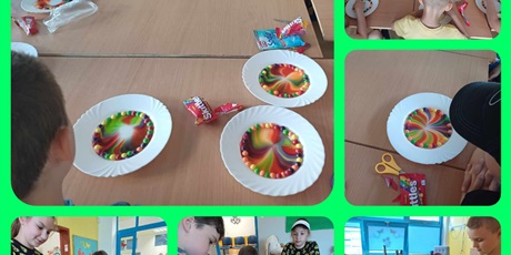 Powiększ grafikę: Dzieci wykonują kolorową tęczę z cukierków oraz wulkany z kolorowych barwników spożywczych, wody oraz sody oczyszczonej.