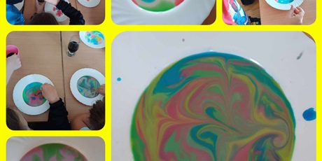 Powiększ grafikę: Dzieci malują obrazy na mleku z wykorzystaniem barwników spożywczych i wykałaczek.
