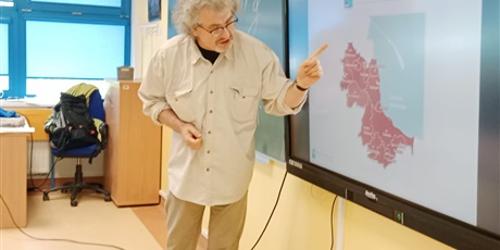 Powiększ grafikę: Pan Krzysztof Szkurłatowski podczas zajęć korzysta z tablicy interaktywnej.