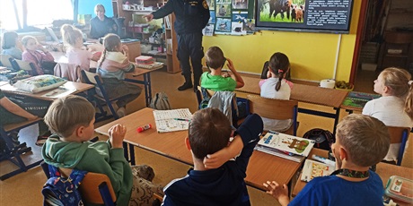 Powiększ grafikę:  Strażnik Miejski opowiada uczniom klasy 2a o zachowaniu bezpieczeństwa w kontakcie z dzikimi  zwierzętami.