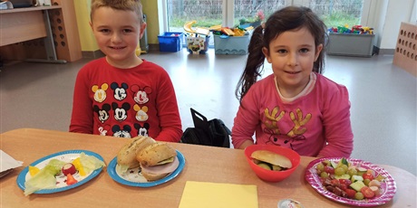 Powiększ grafikę: Dzieci z klasy 02 prezentują wykonane przez siebie zdrowe kanapki.