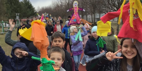 Powiększ grafikę: Uczniowie klasy 3f z wykonanymi przez siebie marzannami.