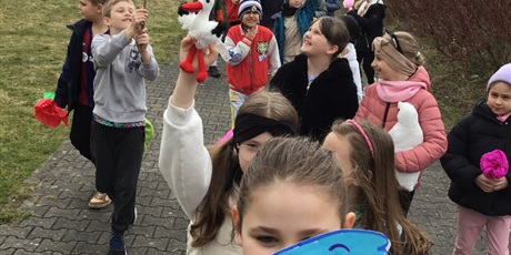 Powiększ grafikę: Uczniowie idą w radosnym pochodzie witając wiosnę. 