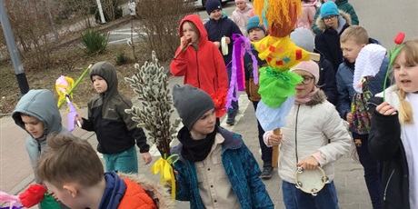 Powiększ grafikę: Radosny korowód uczniów żegnających zimę. 