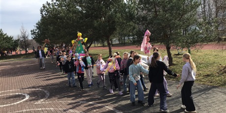 Powiększ grafikę: Przemarsz uczniów głośno żegnających zimę.