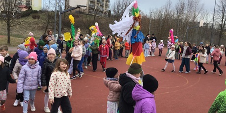 Powiększ grafikę: Dzieci z klas 1-3 maszerują i śpiewem witają wiosnę.